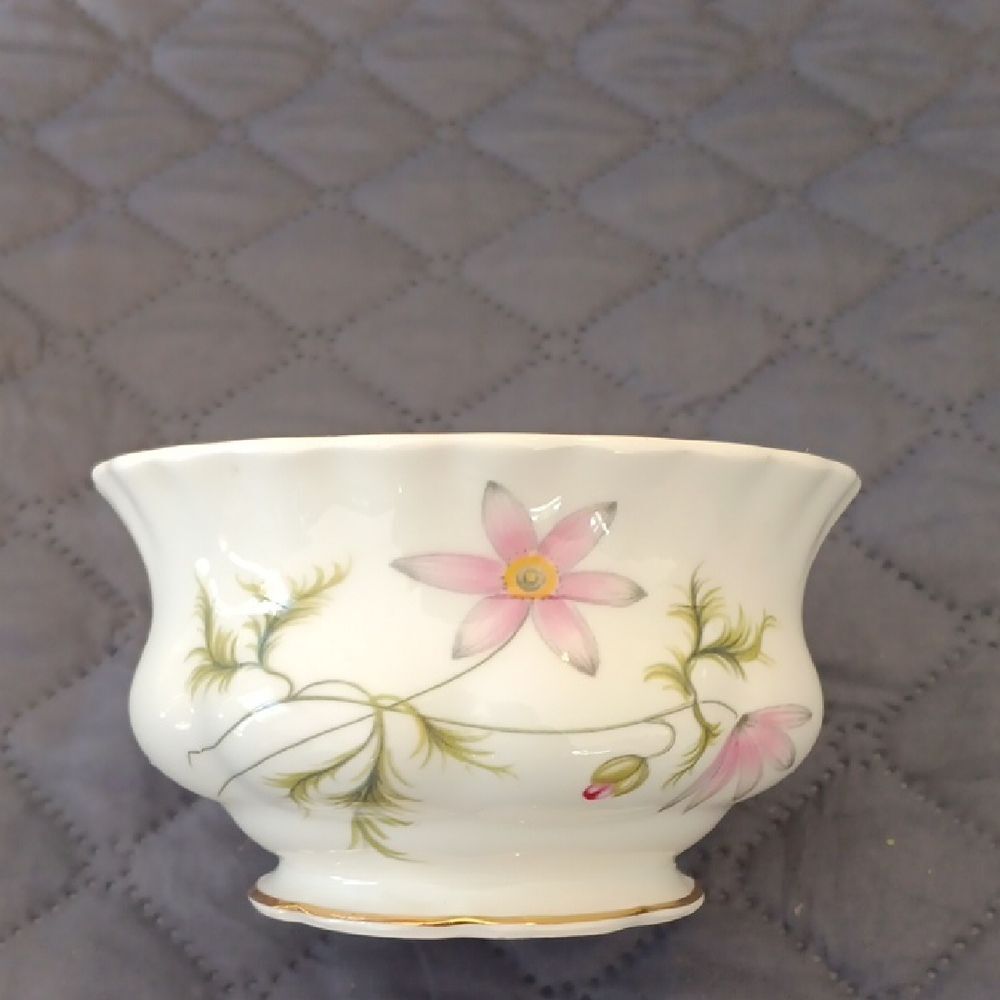 Richmond England Bone China Wild Anemone Ribbed Open Sugar Bowl